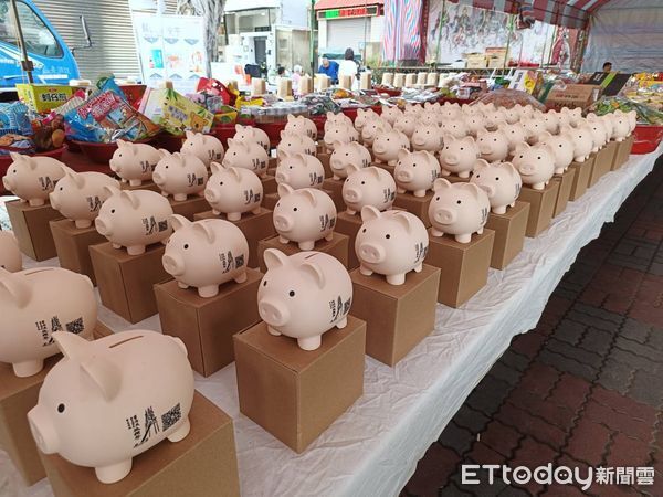 ▲安平靈濟殿「孤棚祭」活動熱鬧登場,國中生擔任解說員,親子共同體驗綁篙餞,200隻豬仔撲滿秒殺一空。(圖/記者林東良翻攝,下同)