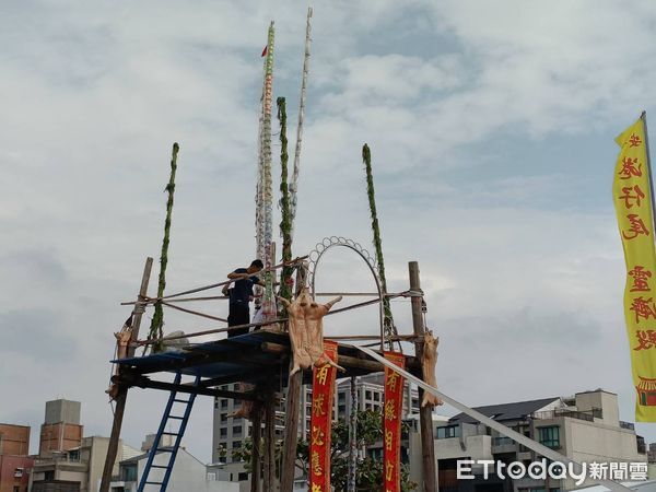 ▲安平靈濟殿「孤棚祭」活動熱鬧登場,國中生擔任解說員,親子共同體驗綁篙餞,200隻豬仔撲滿秒殺一空。(圖/記者林東良翻攝,下同)