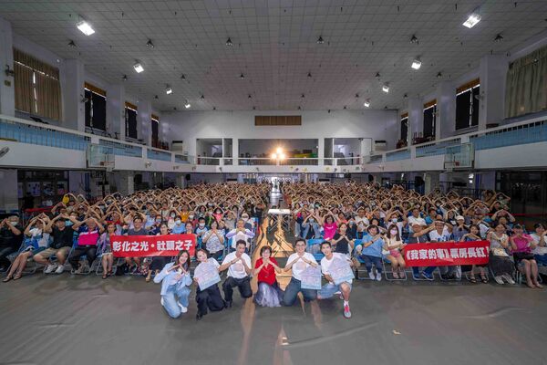▲電影《我家的事》重返拍攝地社頭舉辦千人首映會,導演潘客印,帶著主演高伊玲、黃珮琪、曾敬驊、藍葦華重回拍攝地。(圖/牽猴子提供)