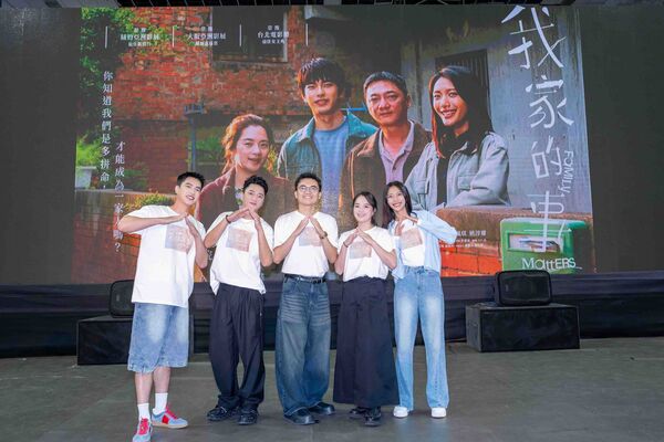 ▲電影《我家的事》重返拍攝地社頭舉辦千人首映會,導演潘客印,帶著主演高伊玲、黃珮琪、曾敬驊、藍葦華重回拍攝地。(圖/牽猴子提供)