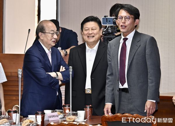 ▲▼ 中國國民黨立法院黨團第11屆第4會期黨團幹部就職典禮,黨團總召傅崐萁歡迎柯建銘與黃國昌列席。(圖/記者李毓康攝)