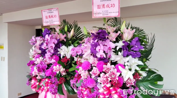 ▲▼民進黨團總召柯建銘送國民黨團花籃。(圖/攝影中心攝)