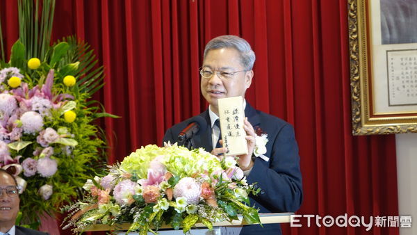 ▲▼ 經濟部新任部長龔明鑫手持行政院長卓榮泰所送禮物,寫著「經濟優先、任重道遠」。。(圖/記者鄭毓齡攝)