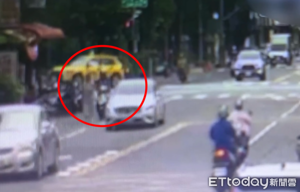 ▲▼大白天鬼遮眼?騎士「背後撞」婦人離譜畫面曝 網怒:蓄意殺人。(圖/記者賴文萱翻攝)