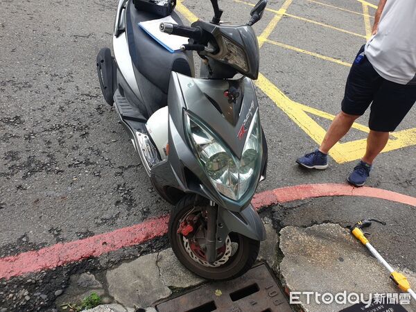 ▲▼大白天鬼遮眼?騎士「背後撞」婦人離譜畫面曝 網怒:蓄意殺人。(圖/記者賴文萱翻攝)