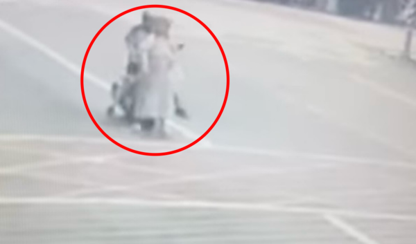 ▲▼大白天鬼遮眼?騎士「背後撞」婦人離譜畫面曝 網怒:蓄意殺人。(圖/翻攝自YouTube「WoWtchout-地圖型行車影像分享平台」)