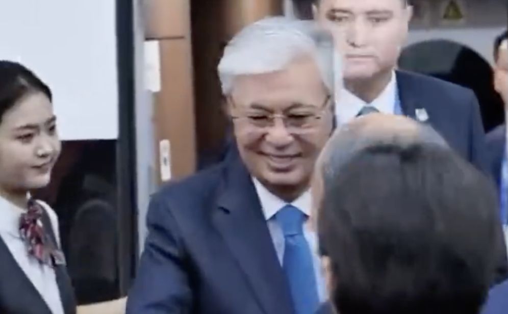 ▲哈薩克總統托卡耶夫乘高鐵抵達北京。(圖/翻攝央視)