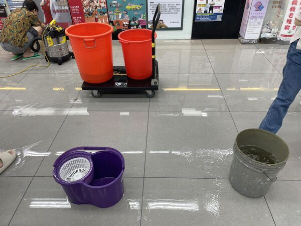 ▲台南政大書城「搶救書本大作戰」,店內大積水畫面曝光。(圖/翻攝自台南政大書城臉書粉絲專頁)