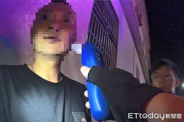 ▲男子疑惡意攔車遭警盤查又拒絕酒測,當場遭查獲K他命並扣車。(圖/記者高堂堯翻攝)