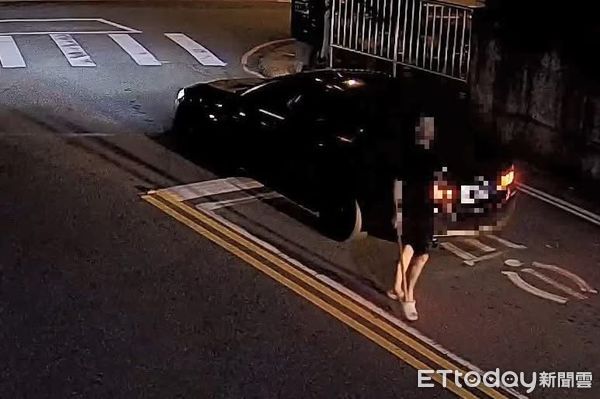 ▲男子疑惡意持棍攔車遭警盤查又拒絕酒測,當場遭查獲K他命並扣車。(圖/記者高堂堯翻攝,下同)