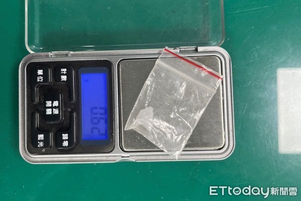 ▲男子疑惡意攔車遭警盤查又拒絕酒測,當場遭查獲K他命並扣車。(圖/記者高堂堯翻攝)