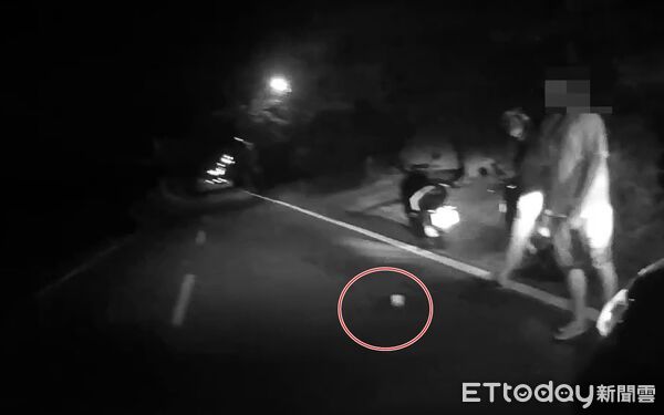 ▲▼男遺失3萬工錢急尋 熱心女拾獲守護交警。(圖/記者陳崑福翻攝)