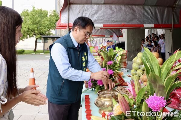 ▲台南市政府於民治市政中心舉行乙巳年慶讚中元普渡祭典,由市長黃偉哲擔任主祭官,率領市府團隊上香祈福。(記者林東良翻攝,下同)