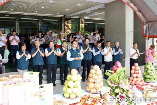 ▲台南市政府於民治市政中心舉行乙巳年慶讚中元普渡祭典,由市長黃偉哲擔任主祭官,率領市府團隊上香祈福。(記者林東良翻攝,下同)