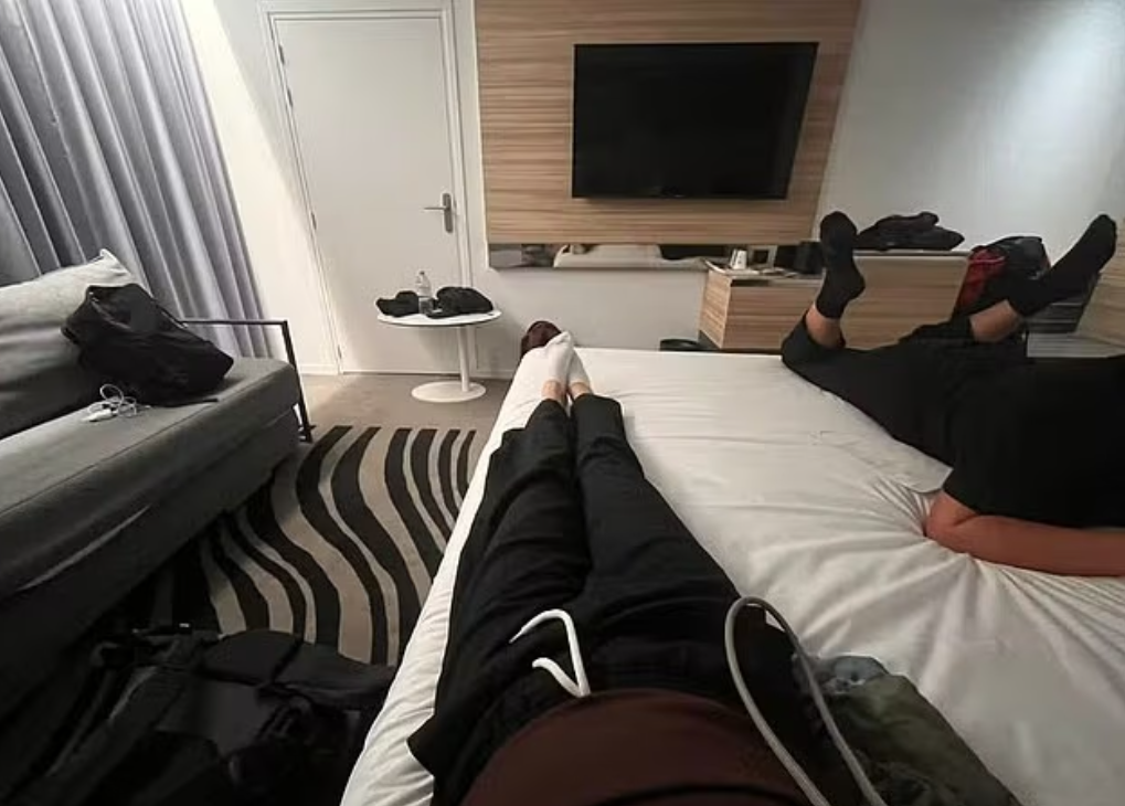 ▲▼班機取消被迫「和男乘客同房」! 她半夜驚醒險遭全裸男壓身性侵。(圖/翻攝自X)