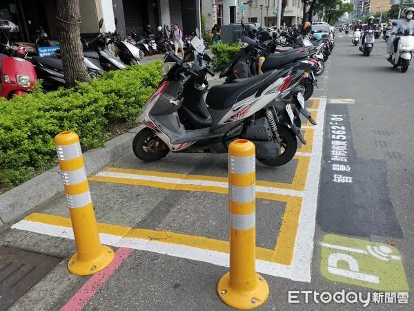 ▲▼ 方便臨停!高雄新推「智慧限時機車格」 前20分鐘免費。(圖/記者賴文萱翻攝)