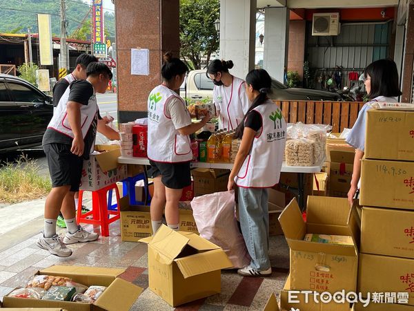 ▲家扶學童「回娘家」,協助整理社會大眾的愛心物資、為學弟妹送上新學期的第一份禮。(圖/南投家扶中心提供)
