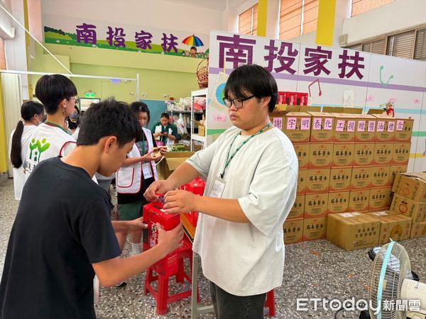▲家扶大專生「回娘家」,協助整理社會大眾的愛心物資、為學弟妹送上新學期的第一份禮。(圖/南投家扶中心提供,下同)