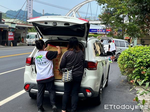 ▲家扶學童「回娘家」,協助整理社會大眾的愛心物資、為學弟妹送上新學期的第一份禮。(圖/南投家扶中心提供)