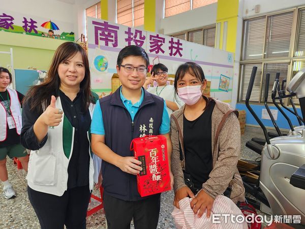 ▲家扶學童「回娘家」,協助整理社會大眾的愛心物資、為學弟妹送上新學期的第一份禮。(圖/南投家扶中心提供)