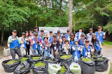 ▲台灣宅配通與雪霸處共同合作移除武陵地區外來種植物。(圖/宅配通提供)