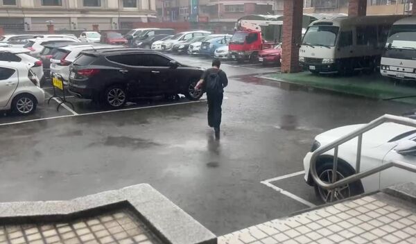 ▲彰化濁水溪口下午揚起沙塵暴,接著下起暴雨。(圖/民眾提供)