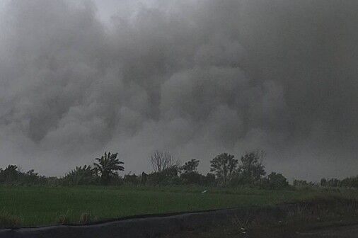 ▲彰化濁水溪口下午揚起沙塵暴,接著下起暴雨。(圖/民眾提供)