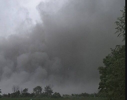 ▲彰化濁水溪口下午揚起沙塵暴,接著下起暴雨。(圖/民眾提供)