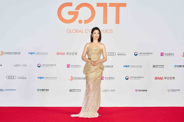 ▲林依晨在全球OTT內容大獎頒獎給朴恩斌。(圖/周子娛樂提供)