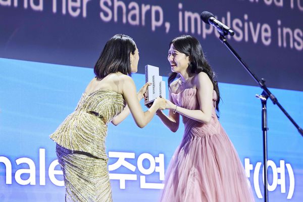 ▲林依晨在全球OTT內容大獎頒獎給朴恩斌。(圖/周子娛樂提供)