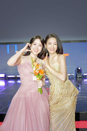 ▲林依晨在全球OTT內容大獎頒獎給朴恩斌。(圖/周子娛樂提供)