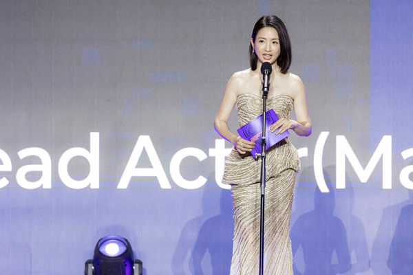 ▲林依晨在全球OTT內容大獎頒獎給朴恩斌。(圖/周子娛樂提供)