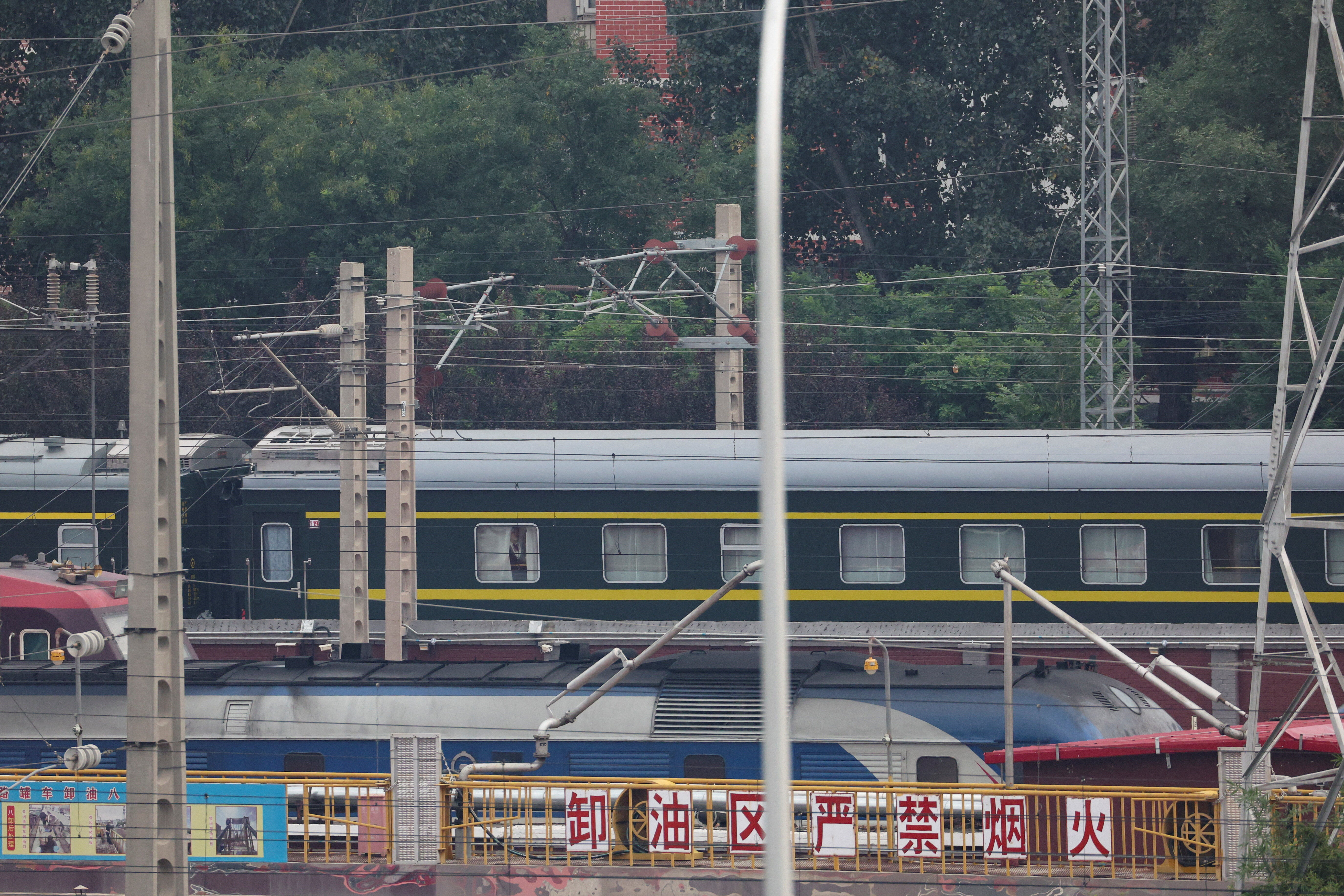 ▲▼ 據信載著金正恩的綠皮火車抵達北京。(圖/路透)