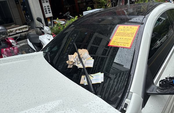 ▲▼破損白色賓士轎車長期佔用路邊停車格,警方、環保等單位將依法啟動拖吊。(圖/民眾提供,下同)