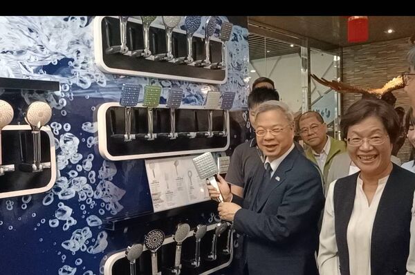 ▲經濟部長龔明鑫到彰化與水五金業者座談,縣長王惠美等人陪同。(圖/記者唐詠絮攝)