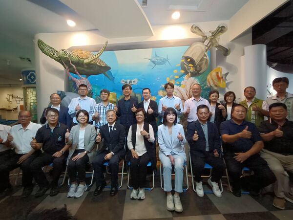 ▲經濟部長龔明鑫到彰化與水五金業者座談,縣長王惠美等人陪同。(圖/記者唐詠絮攝)