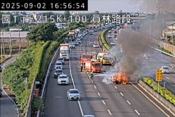 ▲國1北上215公里(員林路段)發生追撞火燒車事故,一名駕駛當場慘死。(圖/翻攝高速公路1968,下同)