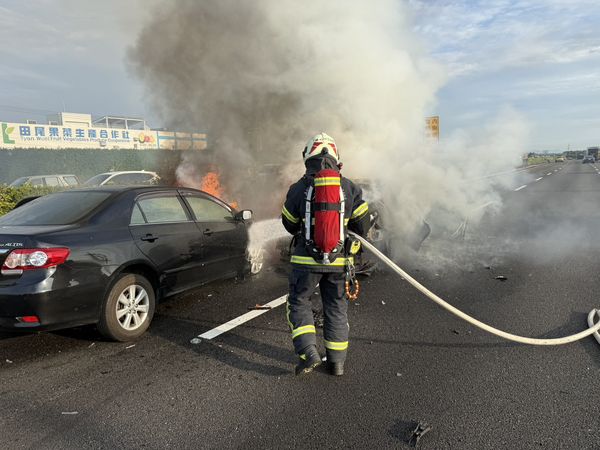 ▲國1北員林路段火燒車1人受困車內燒成焦屍。(圖/民眾提供)
