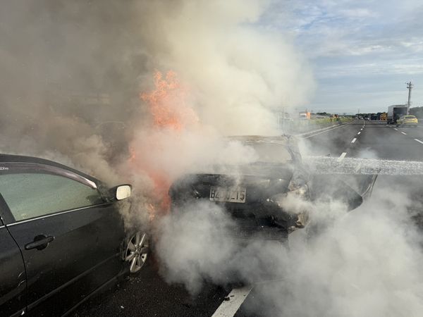 ▲國1北員林路段火燒車1人受困車內燒成焦屍。(圖/民眾提供)