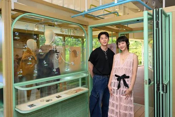 ▲許光漢與袁澧林參觀《他年她日:昂坪360的時光約定》電影展覽。(圖/甲上提供)