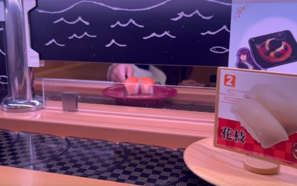 ▲兒童拿筷擋迴轉壽司。(圖/取自Threads:rain__0808__)