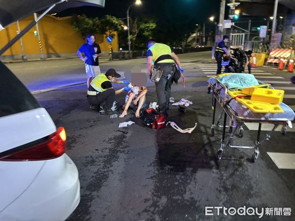 ▲蔡男騎機車闖紅燈,直接撞上左轉的汽車,當場噴飛倒地。(圖/記者陸運陞翻攝)