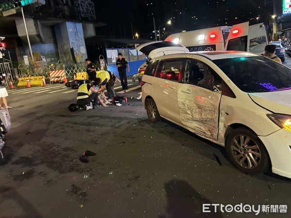 ▲蔡男騎機車闖紅燈,直接撞上左轉的汽車,當場噴飛倒地。(圖/記者陸運陞翻攝)