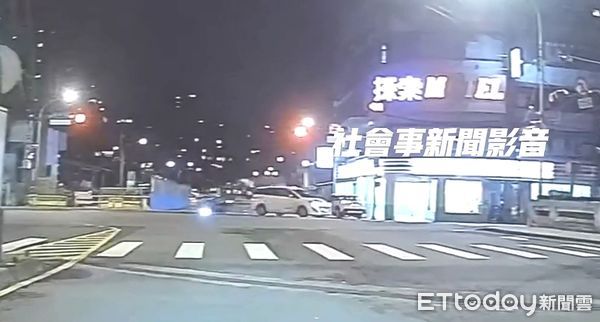 ▲蔡男騎機車闖紅燈,直接撞上左轉的汽車,當場噴飛倒地。(圖/記者陸運陞翻攝)