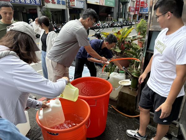 ▲彰化市一間眼鏡行古井開放給民眾取水。(圖/民眾提供)