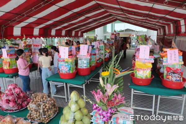 ▲台南市府於曾文市政願景園區舉辦中元普度祭典,黃偉哲市長手持香火為市政祈福。(記者林東良翻攝,下同)