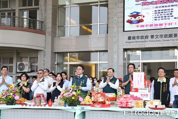 ▲台南市府於曾文市政願景園區舉辦中元普度祭典,黃偉哲市長手持香火為市政祈福。(記者林東良翻攝,下同)