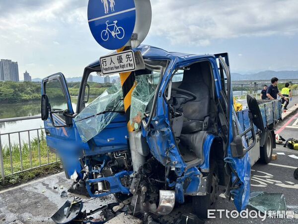 ▲蔡男酒駕送貨,途中自撞電線桿,受困車內被警消救出。(圖/記者陸運陞翻攝)