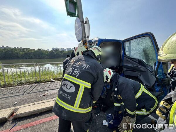 ▲蔡男酒駕送貨,途中自撞電線桿,受困車內被警消救出。(圖/記者陸運陞翻攝)