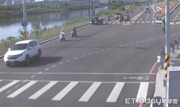 ▲蔡男酒駕送貨,途中自撞電線桿,受困車內被警消救出。(圖/記者陸運陞翻攝)